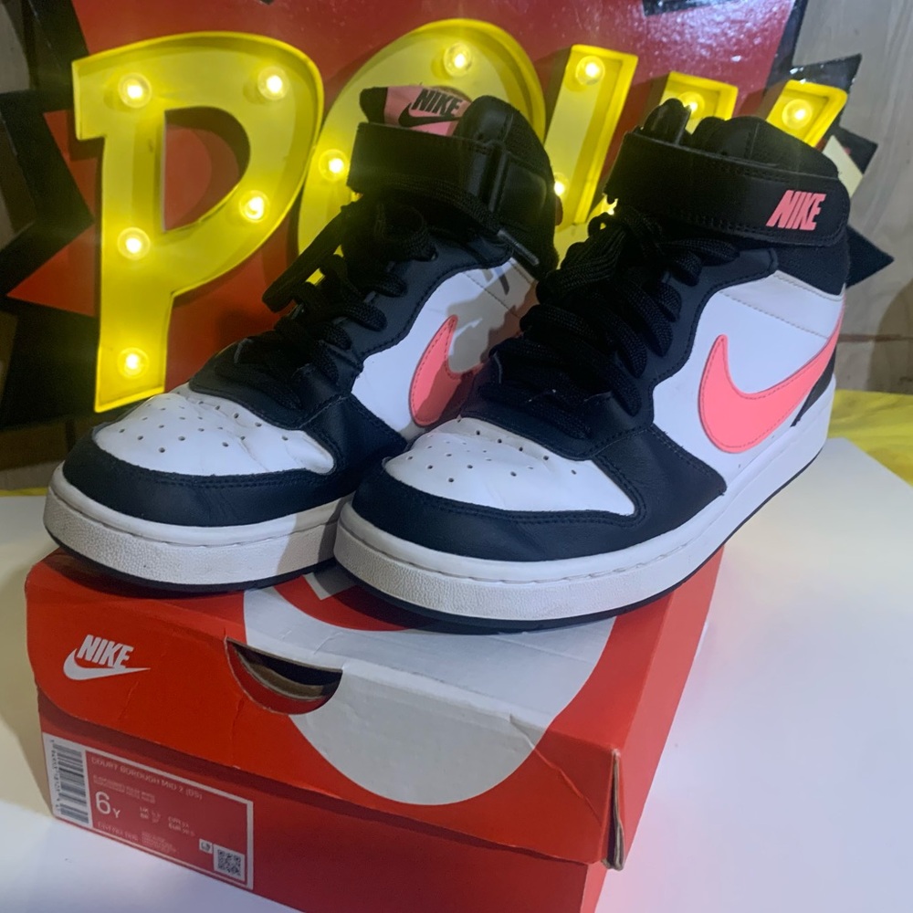 Nike Court Borough Mid 2 (GS) Black & Pink
Like New w/Box
6Y